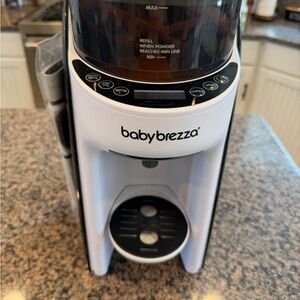 Baby Brezza Formula Pro - White and Black